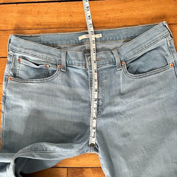 Levi's Mid Rise Boyfriend Jeans in Hold it Down Light Wash, Size 31/30 - Picture 13 of 14